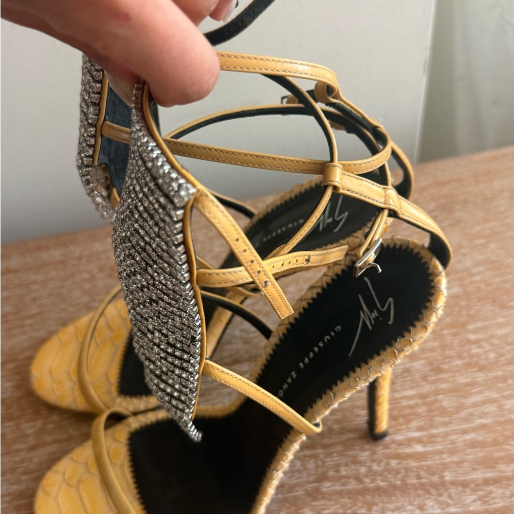 Elegant Gold and Black Women's Heels - Picture 5 of 10